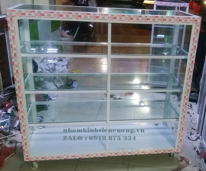 tu-nhom-kinh-trug-bay-my-pham-tphcm