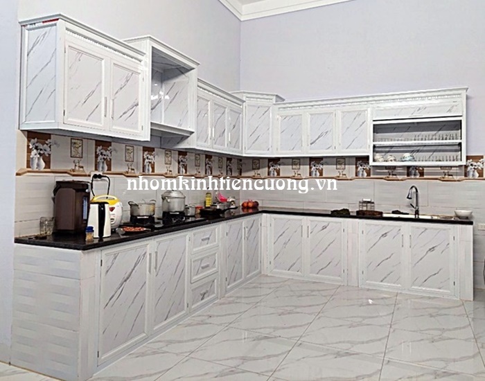 Làm tủ bếp nhôm kính sơn tĩnh điện màu trắng sứ