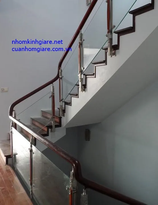Thi công lan can cầu thang kính tay vịn gỗ tại tphcm