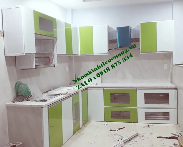 Tủ bếp nhôm cánh kính màu cường lực
