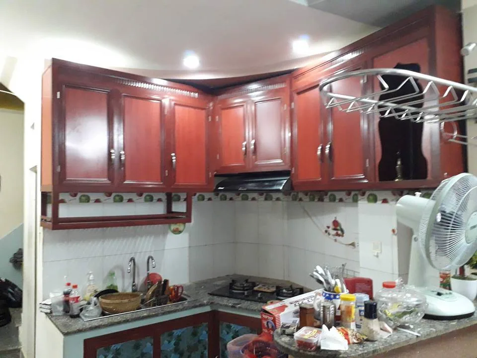 tủ bếp nhôm kính vân gỗ 
