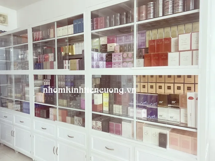 Tủ kính trưng bày giá rẻ 