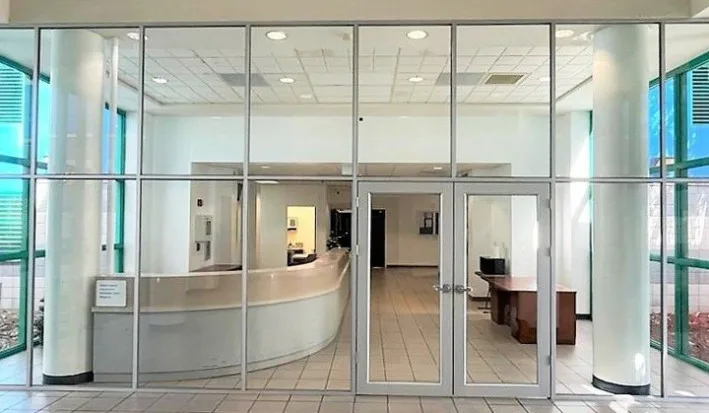 Cửa nhôm kính mặt tiền showroom hiện đại