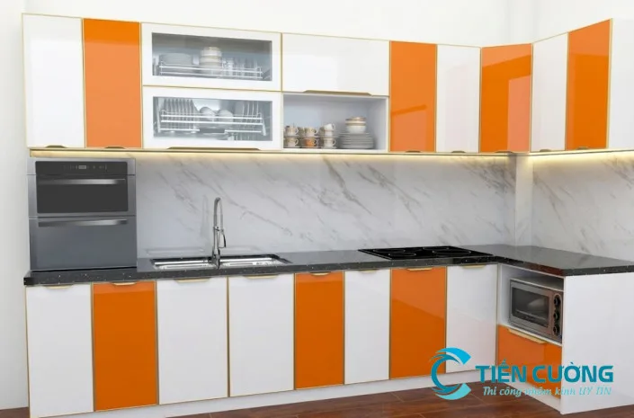 Kính ốp bếp màu trắng sữa hiện đại