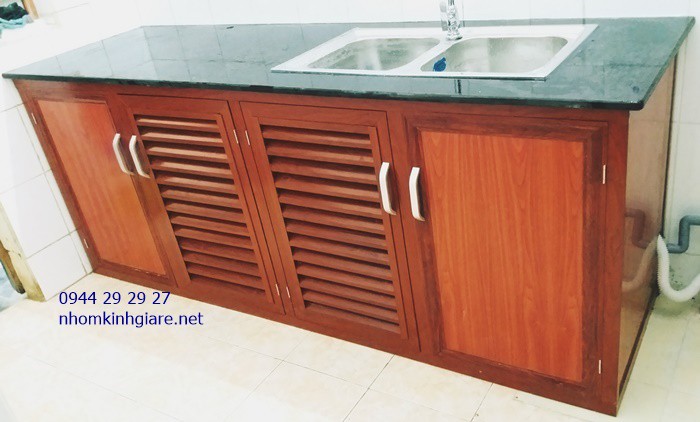 Khoang tủ dưới chậu rửa Cánh tủ dưới chậu rửa màu nâu đỏ có các nan thoáng