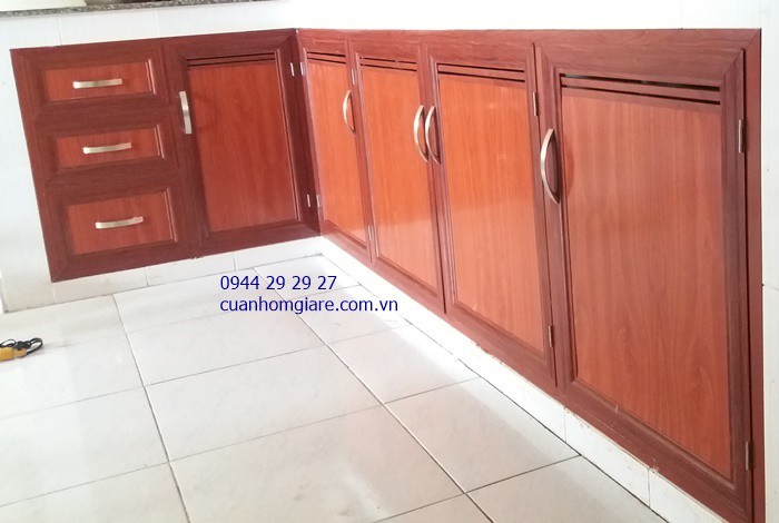 Tủ dưới theo hai cạnh tường Hệ cánh tủ dưới màu nâu đỏ bố trí chữ L