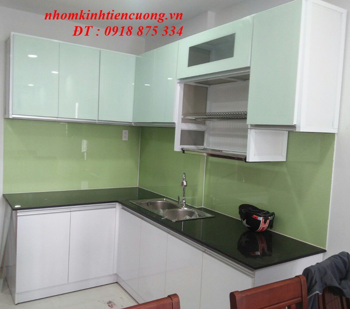 Phối tủ trắng với tường xanh Tủ bếp chữ L màu trắng trước tường xanh nhạt