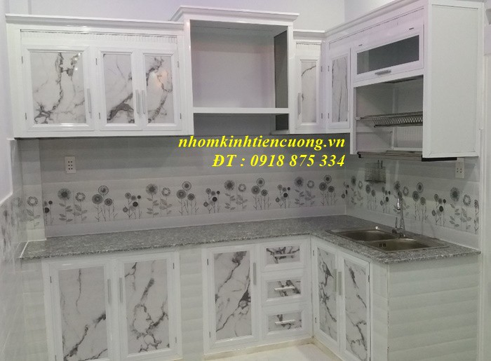 Cánh tủ họa tiết vân đá Tủ bếp góc màu trắng với cánh có họa tiết vân đá