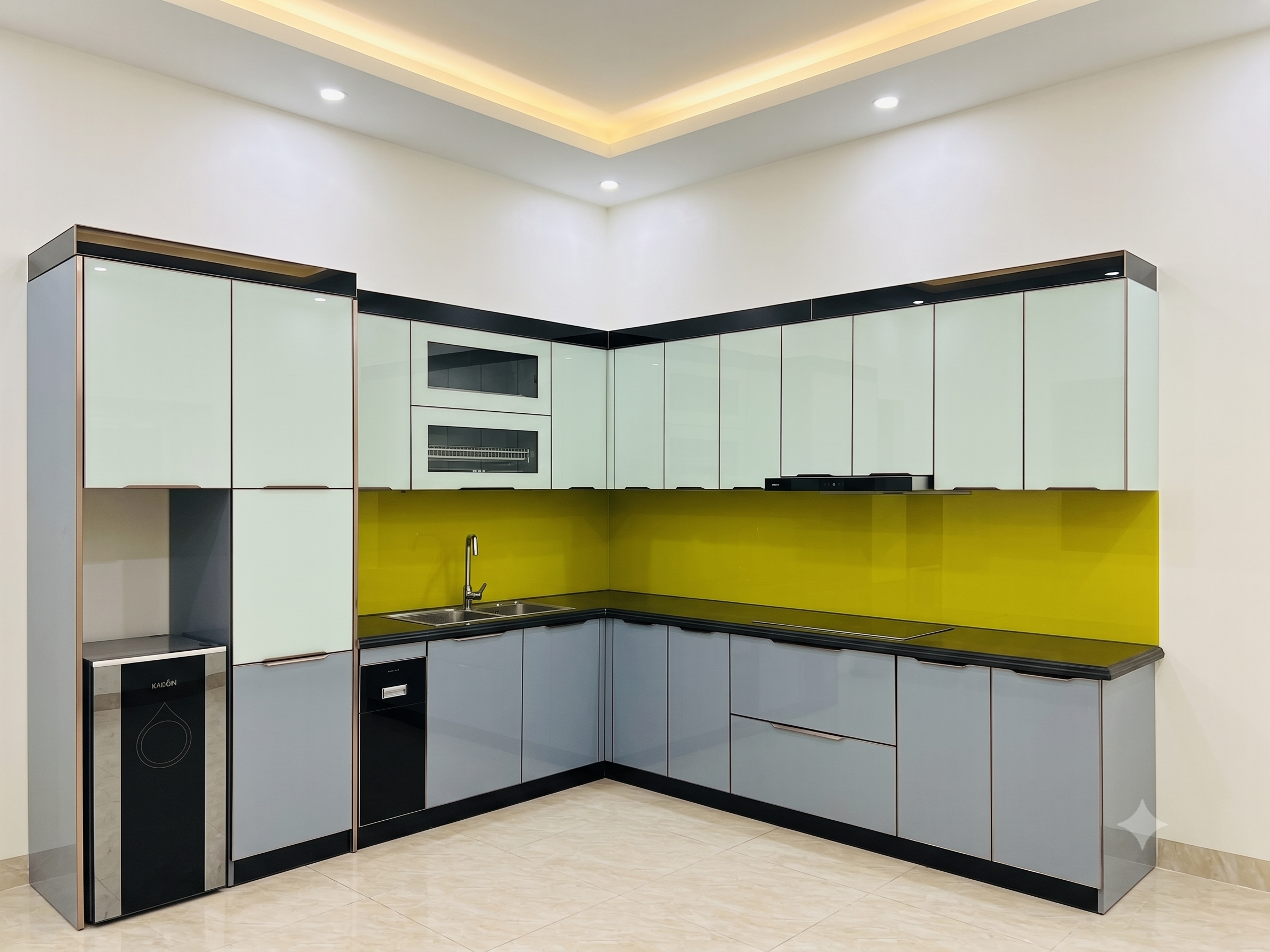 Bếp góc có khoang thiết bị Mẫu bếp chữ L trắng xám trước tường màu vàng