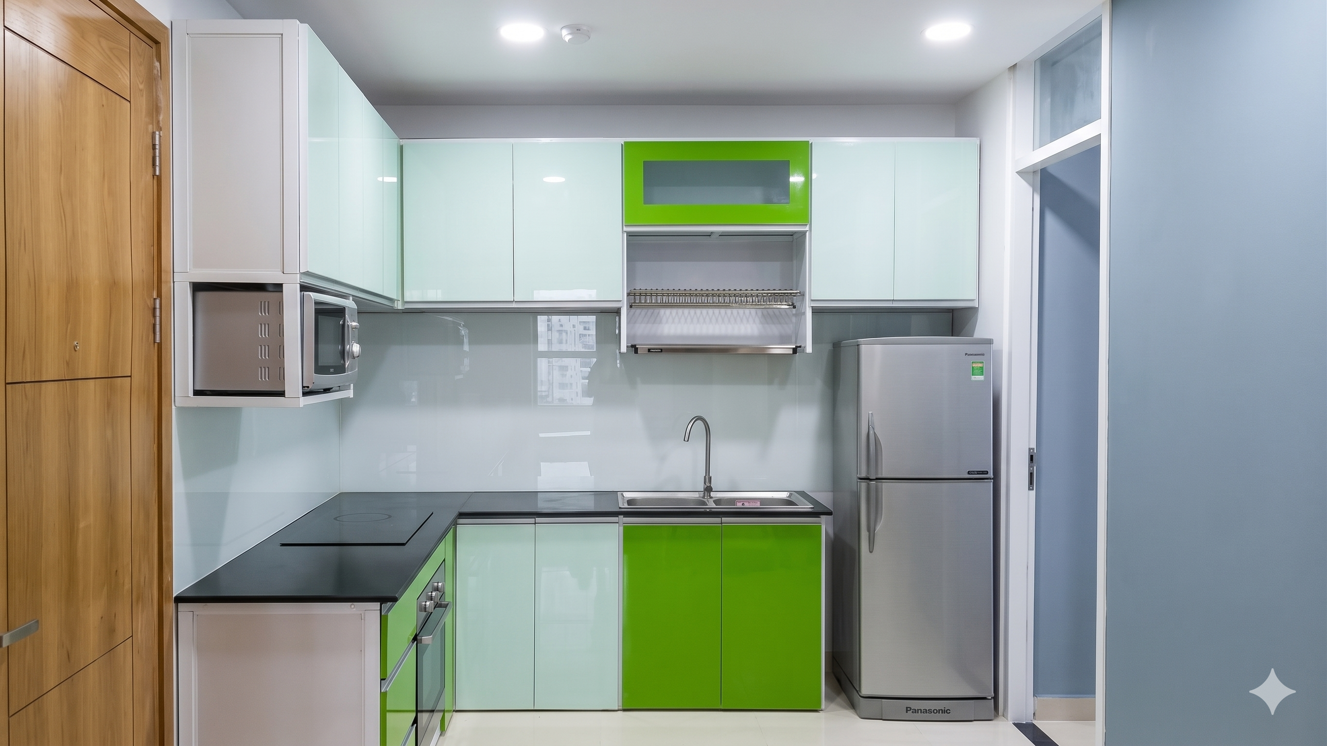 Bố trí thiết bị trong bếp góc Mẫu bếp chữ L trắng xanh lá có lò nướng và tủ lạnh