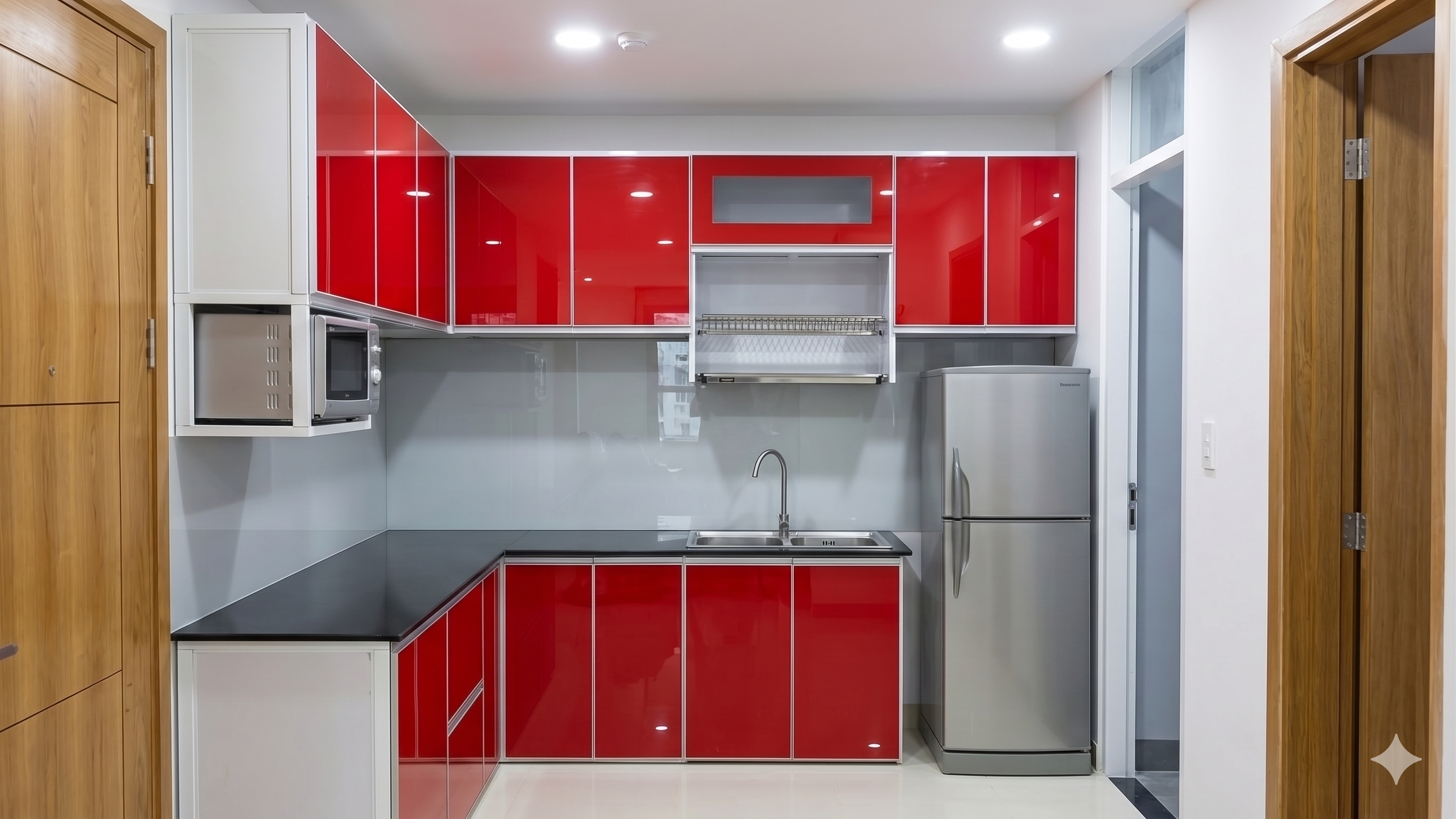 Bếp góc cánh đỏ Mẫu bếp chữ L cánh đỏ bóng, giá úp chén phía trên chậu rửa
