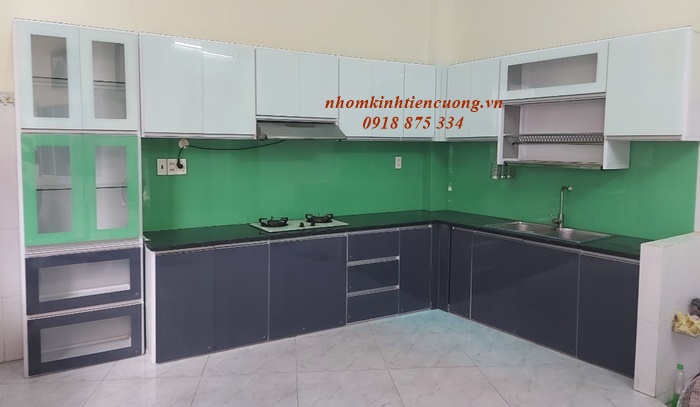 Hai tông màu cho tủ trên và dưới Tủ bếp góc có hệ tủ trên màu sáng và tủ dưới xám đậm