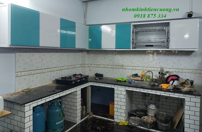 Tủ trên kết hợp bệ bếp cũ Tủ treo tường phối trắng xanh phía trên bệ bếp xây