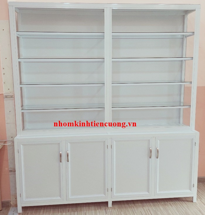 Tủ trưng bày màu trắng có nhiều tầng và khoang kín phía dưới