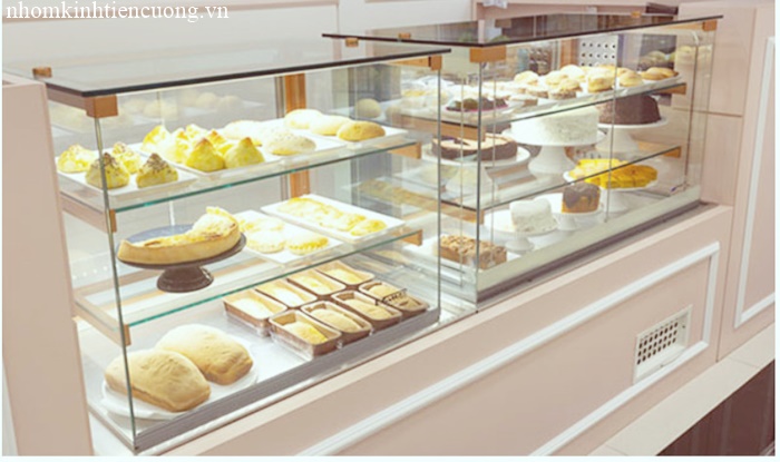 Tủ kính trưng bày bánh với khung màu sáng