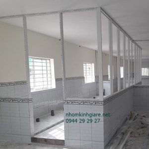 vach-ngan-nhom-kinh-tphcm